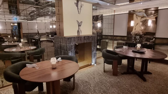 Dans cette salle, la céramiste Elsa Bloch a realisé un bas-relief avec 800 carreaux.