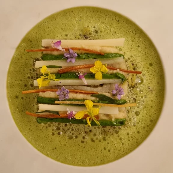 Silure de Loire confit au beurre d'estragon et servi avec une déclinaison de panais. Servi avec un blanc d'Anjou 100 % chenin du domaine Terra vita.