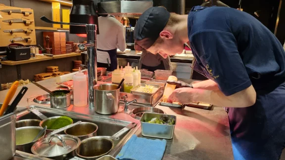 En cuisine, un travail tout en minutie.