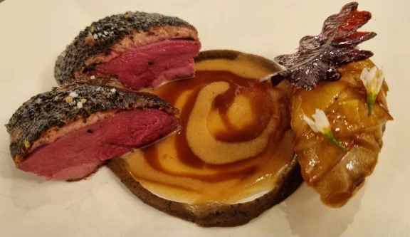 Pigeon maturé et fumé au feu de bois, servi avec une mousseline de chataignes et de coings confits accmpagné d'une tartelette à la farce de pigeon. Ce plat est servi avec un Cahors léger élevé par Fabien Jouves.