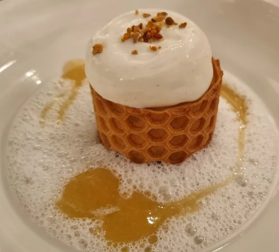 Brioche perdue avec une crème glacée et un crémeux au lait d'avoine, accompagnée d'un miel de forêt.
