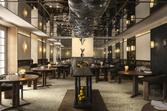 Dans la salle principale, l'architecte Aymeric Masson invite au lâcher-prise.