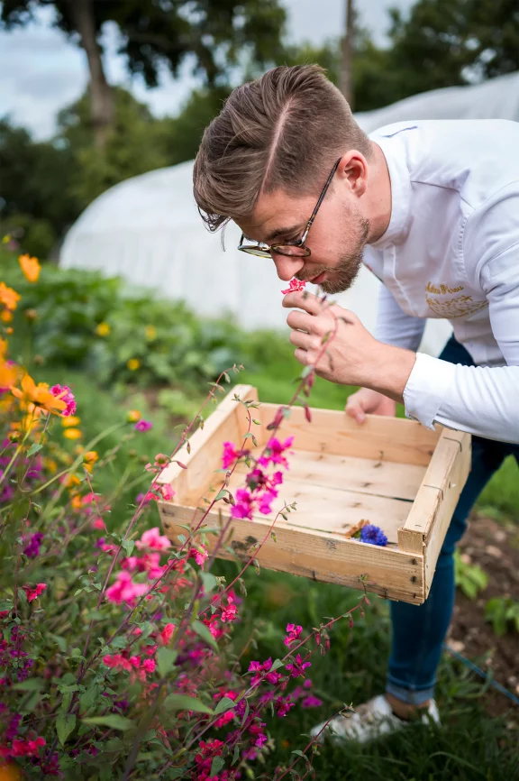 Mathieu Pérou dans son jardin.