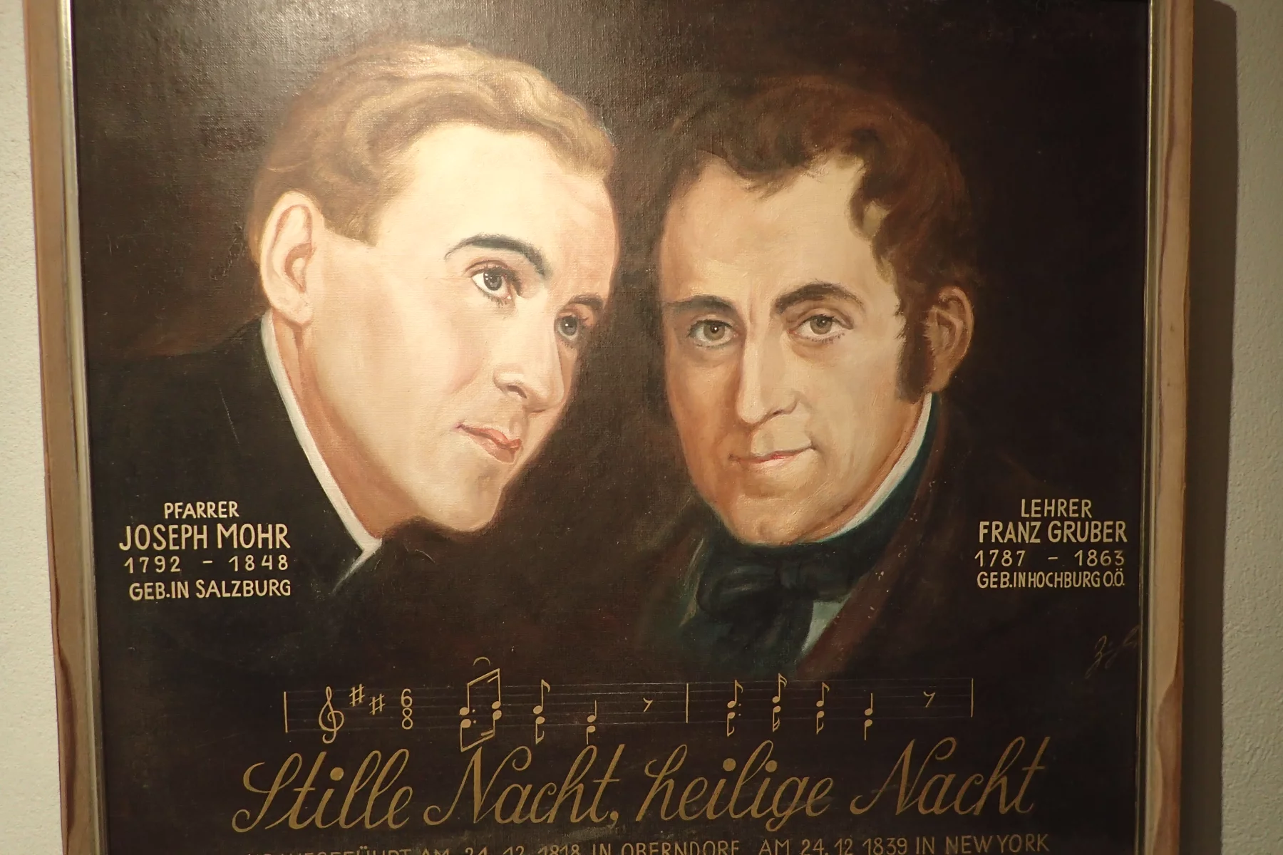 Les "pères" de Douce Nuit. La représentation de Jospeh Mohr (à gauche) n'est qu'une invention, il a toujours refusé que l'on fasse son portrait.