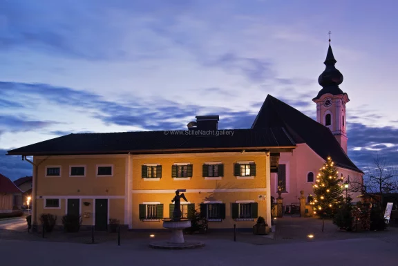 L'école d'Arnsdorf et l'église de pèlerinage. ©Stille Nacht Gesellschaft/SalzburgerLand Tourismu