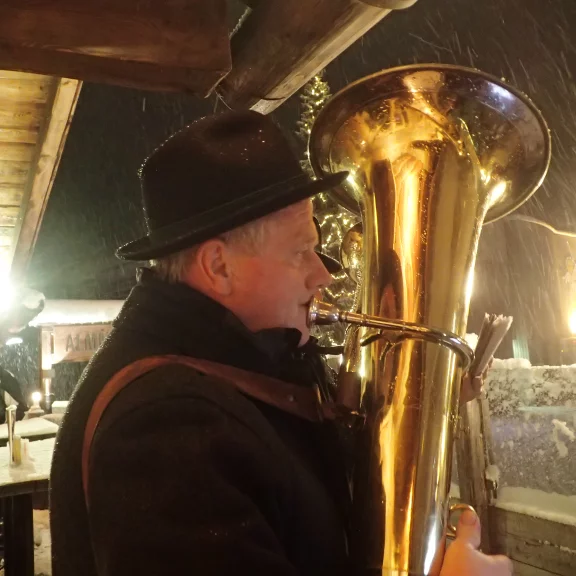 Pendant les semaines précédant Noël, la musique est omniprésente. Même à l'extérieur sous la neige.