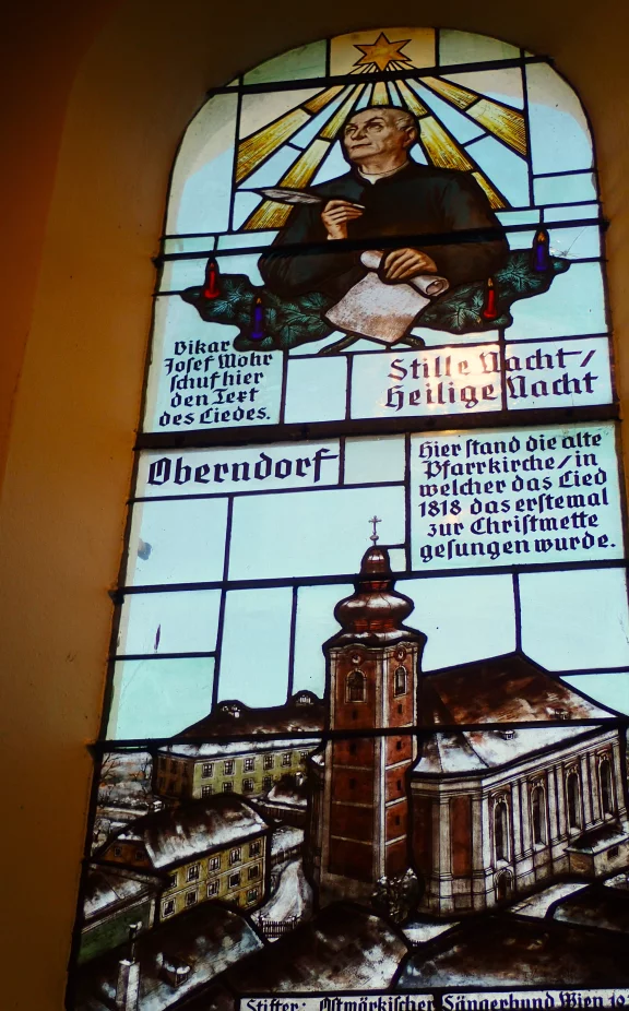 Joseph Mohr figure sur un vitrail de la chapelle.