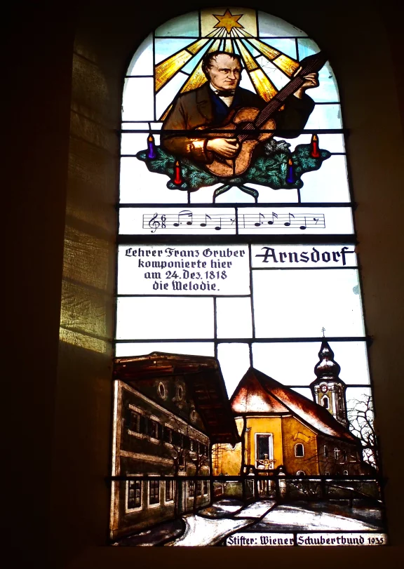 Franz Gruber sur un vitrail de la chapelle.