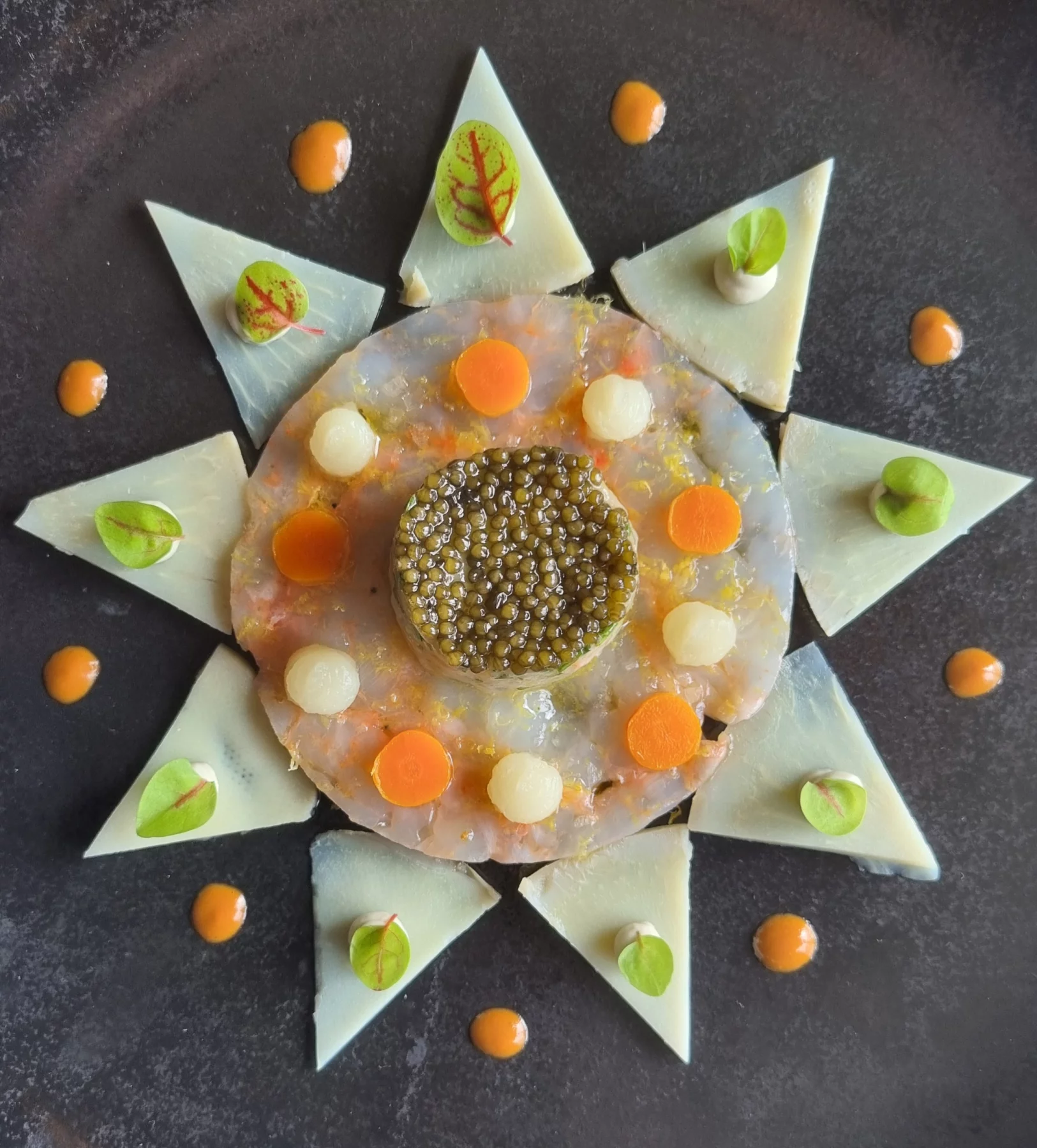Carpaccio et tartare de langoustine, caviar d'Aquitaine, pétales d'artichaut et gel yuzu.