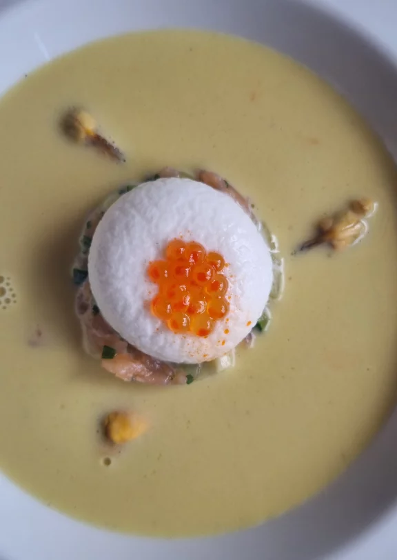 Tartare de saumon fumé et courgette, oeufs de saumon, soupe chaude de moules safranées.