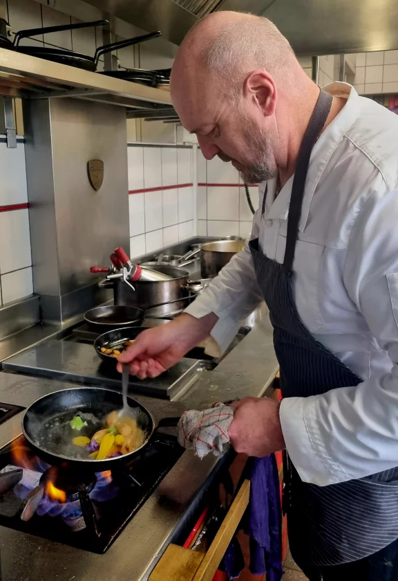 Le chef aux fourneaux. 