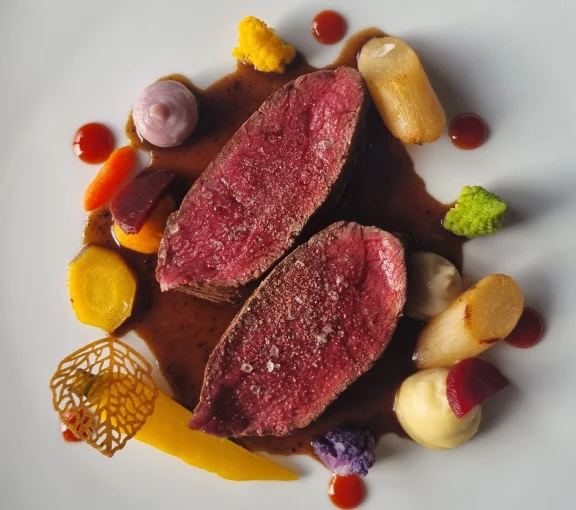 Dos de cerf roti sauce au poivre avec une purée de pomme de terre vitelotte, et ses topinambours.