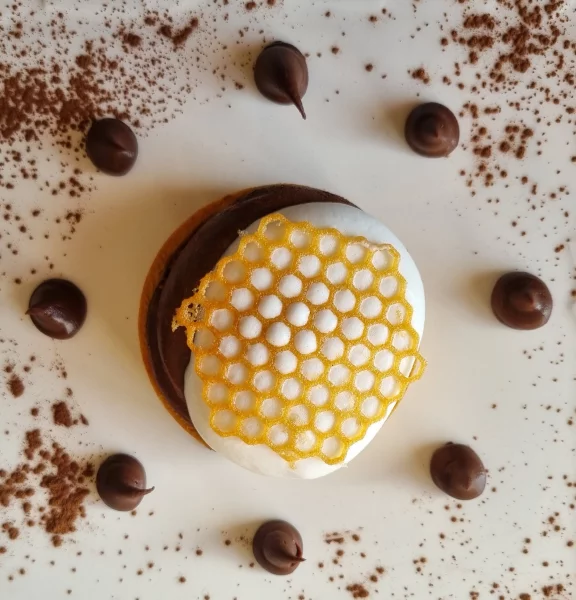 Tarte soufflée au chocolat avec son écume de lait et sa glace maison.