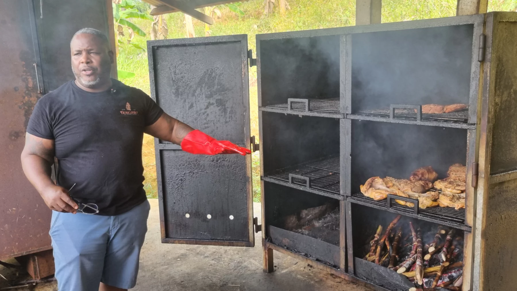 Le boucanage est une cuisson fumée à basse température.