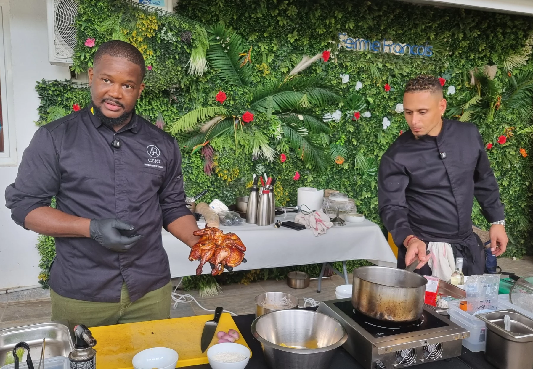 A gauche, le chef Johan Pardonipage et droite son collégue Antoine Zumélaro, président des Toques Guyanaises