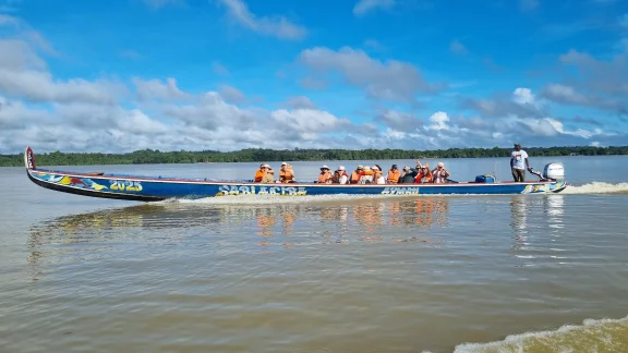 En pirogue à moteur sur le Maroni, à la frontière du Surinam.