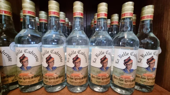 La distillerie produit principalement du rhum blanc.