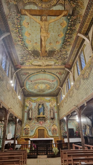 L'église d'Iracoubo avec ses peintures réalisées à la fin du XIXème siècle par la bagnard Pierre Huguet.