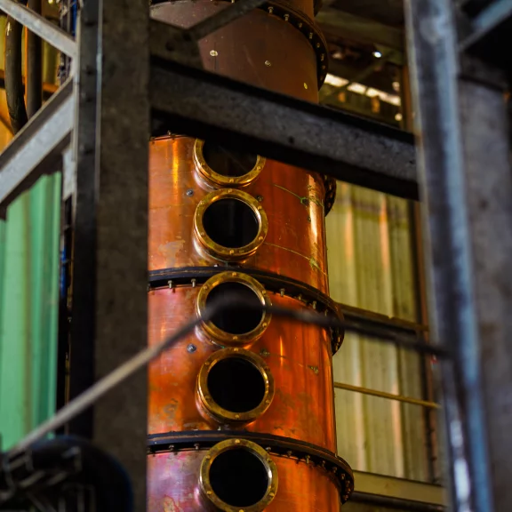 La colonne de cuivre de la distillerie.