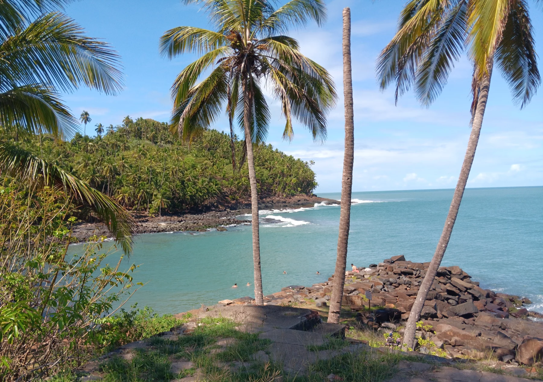 La piscine des bagnards, sur l'île Royale, en fait réservées aux agents pénitentiaires.