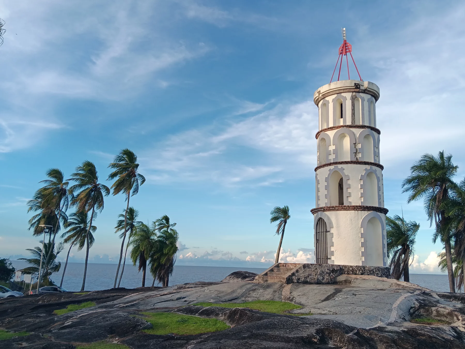 La Pointe des Roches, sur l'estuaire du fleuve Kourou: la tour sémaphore Dreyfus en lien avec ll'île Royale.