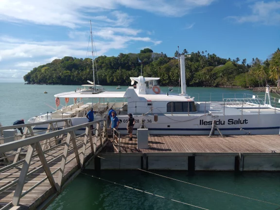 Le catamaran assurant la liaison entre Kourou et les Iles du Salut