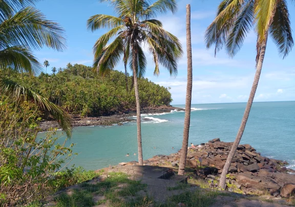 La piscine des bagnards, sur l'île Royale, en fait réservées aux agents pénitentiaires.