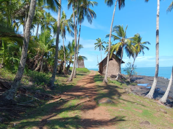 La boucherie, d'où était jetée la viande aux requins; Ile Royale.