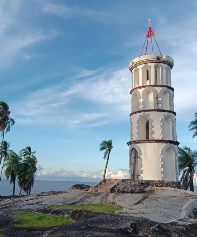 La Pointe des Roches, sur l'estuaire du fleuve Kourou: la tour sémaphore Dreyfus en lien avec ll'île Royale.