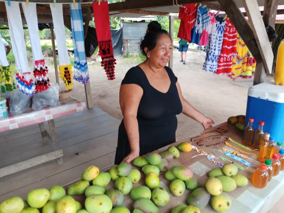 Le petit marché de Balaté sur le Maroni