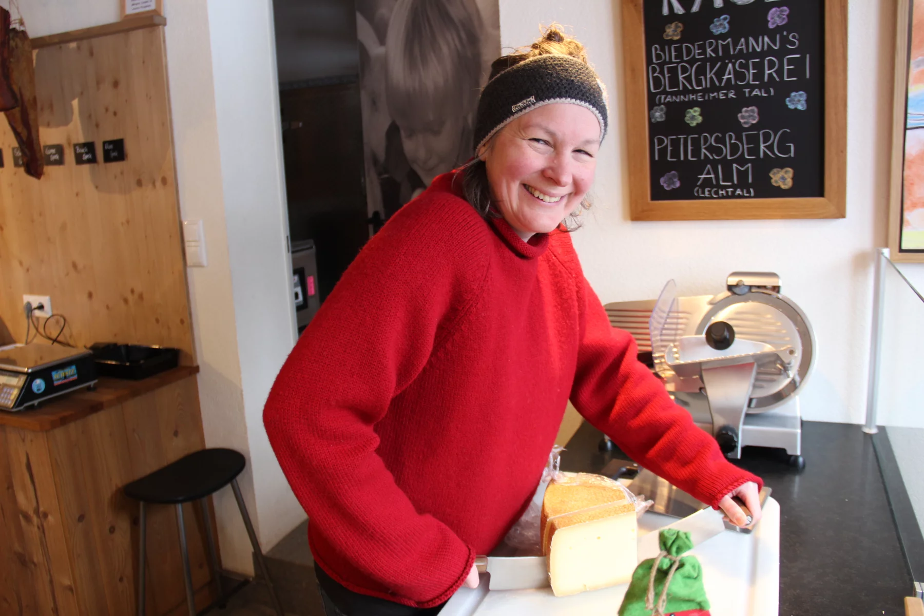 Stéphanie dans son petit magasin à la ferme familiale.