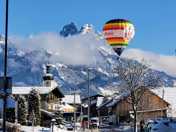 Montagne, montgolfière et clocher à bulbe: bienvenue à Tannheim.