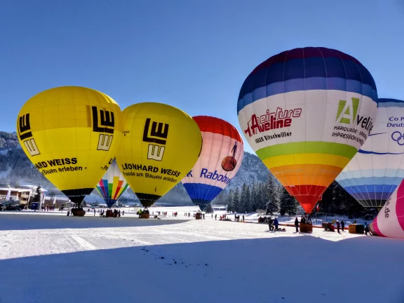 De nombreuses équipes internationales participent chaque année au festival des montgolfières.