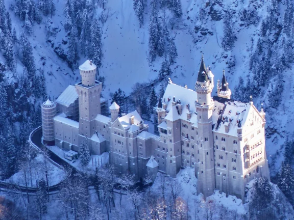 Survol du château Neuschwanstein.