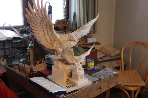 Environ 1000 € pour un aigle sculpté à la main.