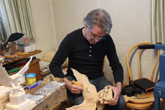 Nikolaus Meusburger est un des derniers sculpteurs de la vallée.