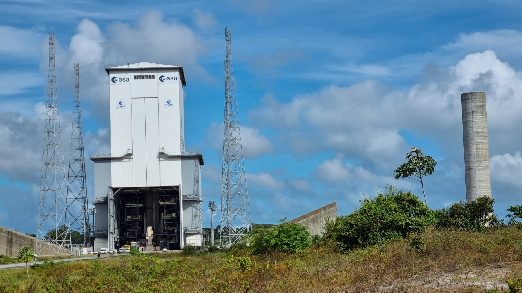 Le pas de tir d'Ariane 6. C'est à l'abri de cette tour sur roulettes que sont assemblées les fusées.