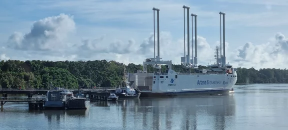 Les éléments de chaque fusée sont transportés depuis Le Havre dans ce bateau à voile et à fond plat.