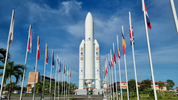 A l'entrée du centre spatial de Kourou, la maquette d'Ariane 5 haute de 52 mètres