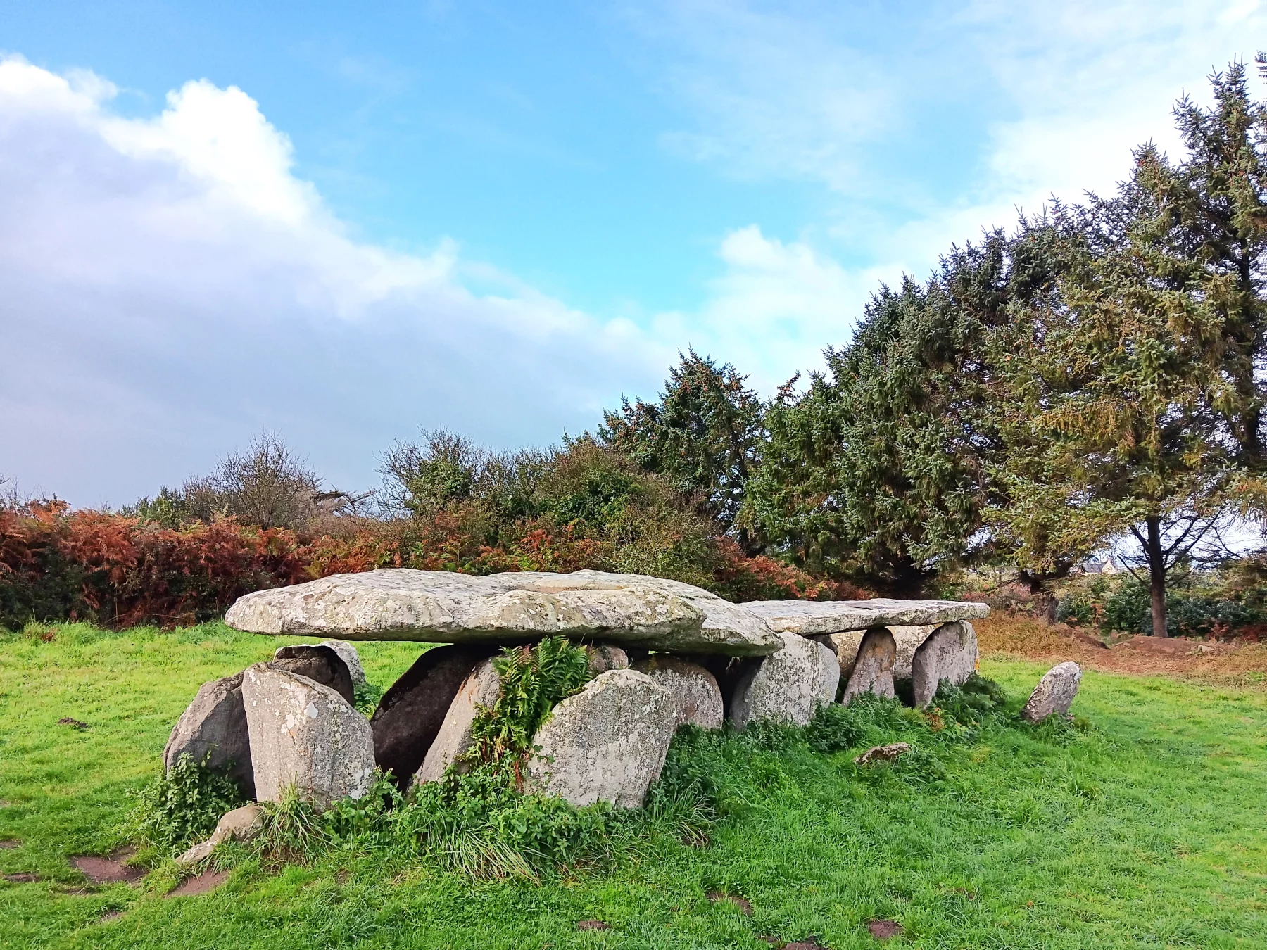 Sur l’Ile-Grande, Ty Lia et ses grandes tables néolithiques