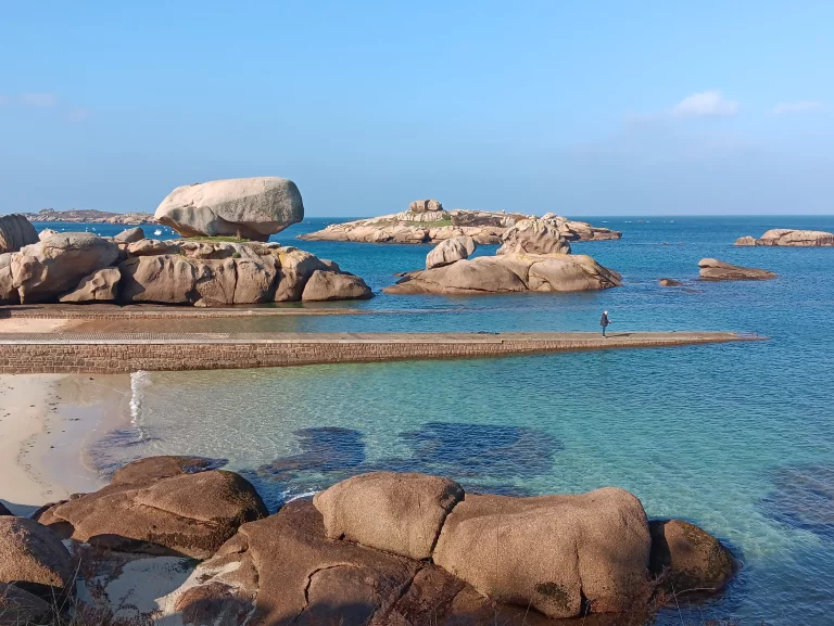 La côte de granit rose. Tregastel. Presqu'île Renote