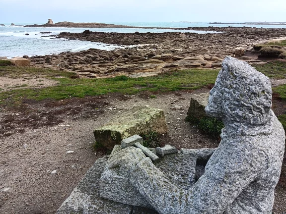 Ile Grande. Le monument en hommage aux carriers