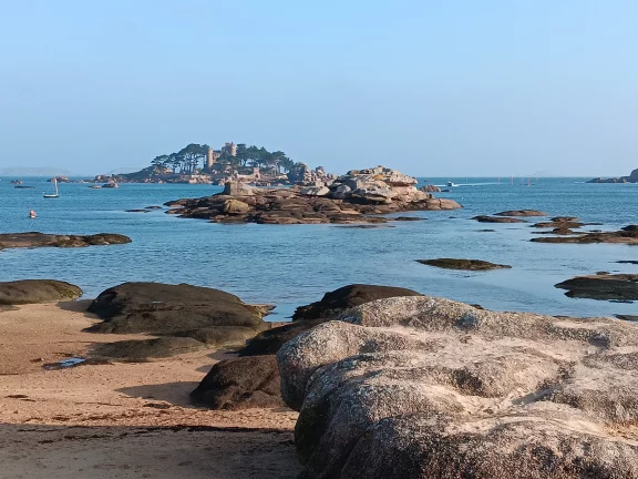 Trégastel et l'île de Costaérès et son château.
