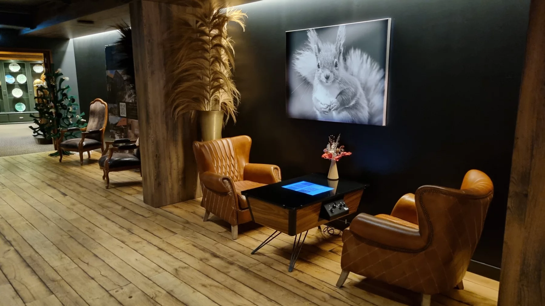 La décoration du salon fait elle aussi une belle place à la nature et à l'environnement.