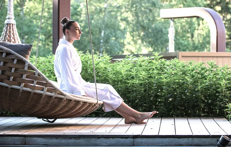 Le spa de la Cheneaudière s'étend sur 2500 m2. Il accueille chaque année 18000 visiteurs extérieurs.