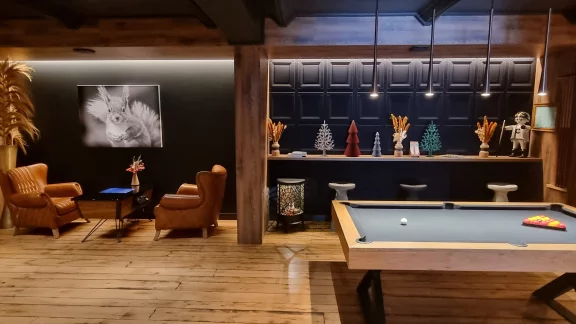 Un petit salon avec son billard.