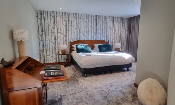 Une chambre chic et classique.