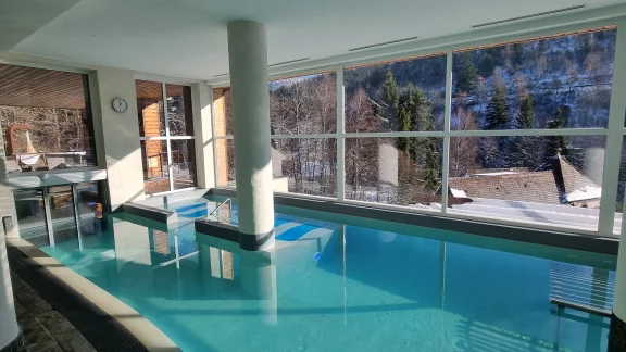 Le Spa qui s'étend sur 2500 m2 compte deux piscines.