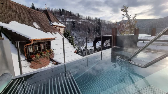 Un jacuzzi extérieur avec vue sur le village.