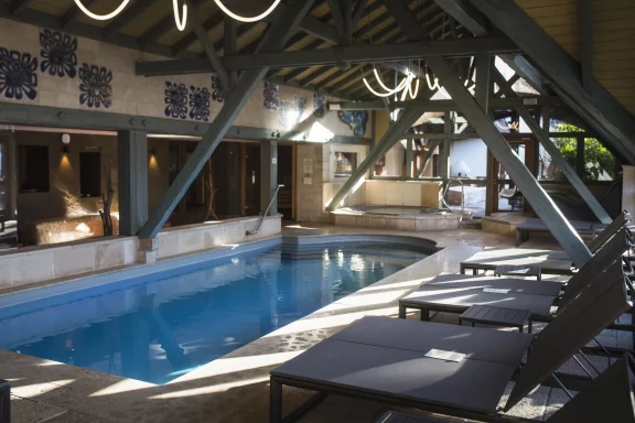 L'une des deux piscines du Spa. Photo Matthieu Cellard.